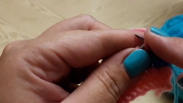 Легкий двухцветный узор спицами.