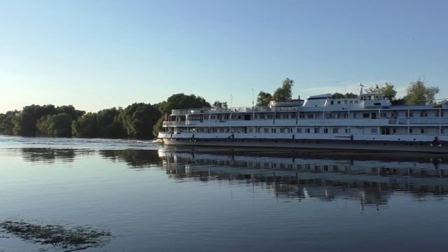 Теплоход Бородино идёт вниз по Москва-реке смотреть онлайн