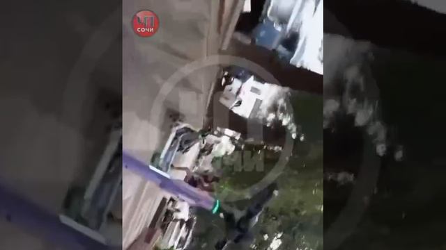 В Сочи девушка устроила погром на парковке электросамокатов. смотреть онлайн