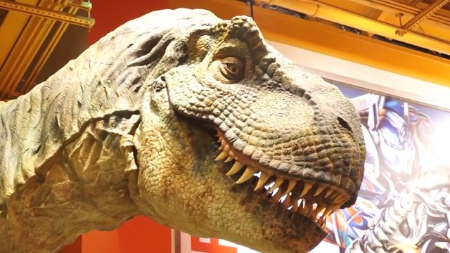 Добрый динозавр в магазине игрушек Тойзараз на Таймс Сквер в Нью-Йорке смотреть онлайн