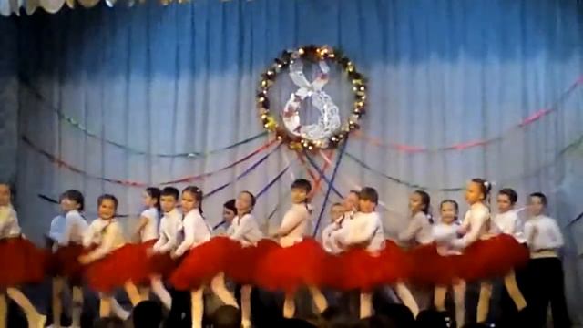 ТАНЦУЮТ ДЕВОЧЬКИ 2 КЛАСС