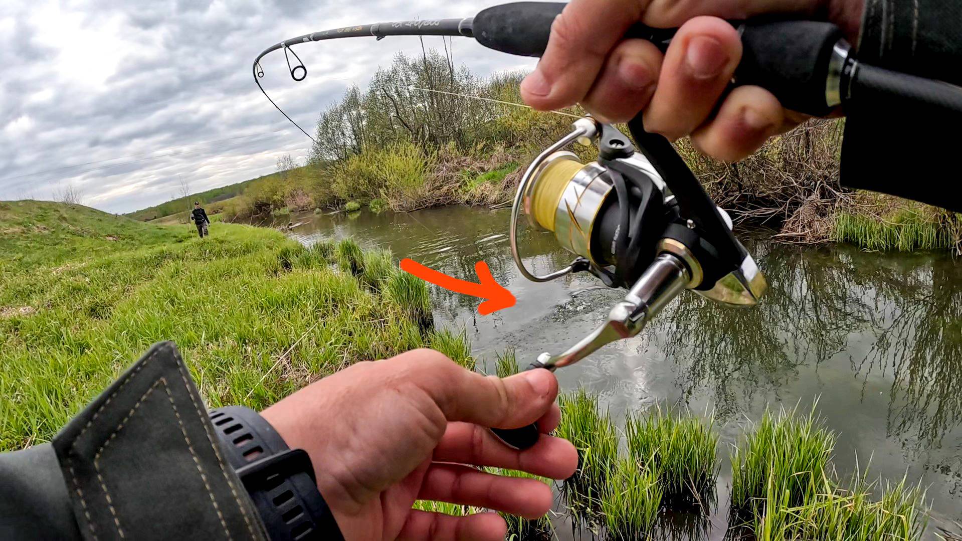 Я ОБАЛДЕЛ как РЫБА начала КЛЕВАТЬ, как ПОСТАВИЛ воблер. Рыбалка на спиннинг на реке смотреть онлайн