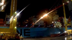 Разгрузка контейнеровоза в порту