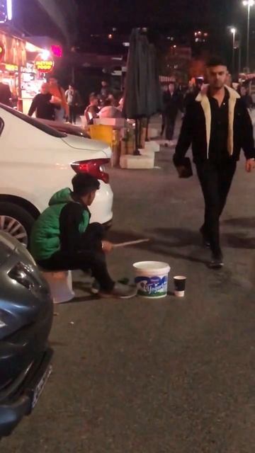 Кто ищет оправдания, а кто-то делает с тем что есть. Ули смотреть онлайн