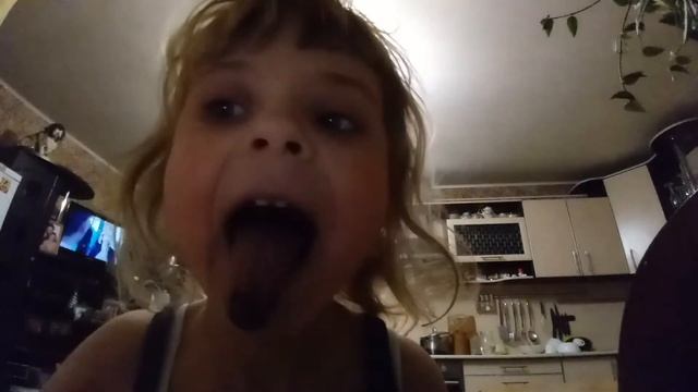 Маленькая девочка ест земль ложкой!!! смотреть онлайн