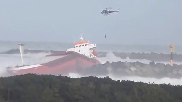 Мощные волны разбивают танкерPowerful waves breaking tanker смотреть онлайн