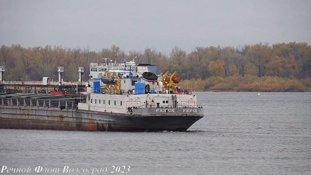 Теплоход РЯЖСК идет по Волге