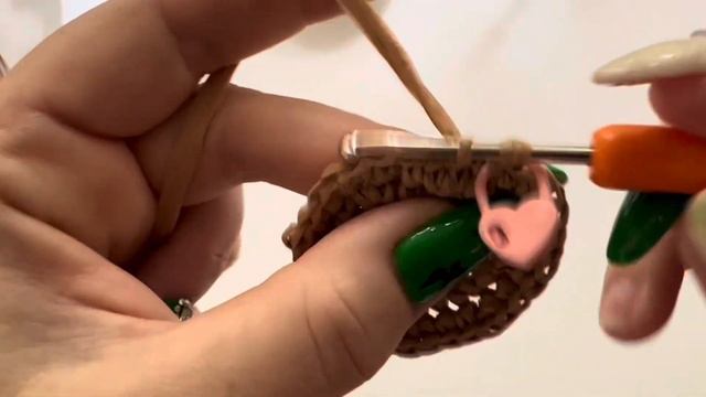 Вяжем ЭЛЕГАНТНУЮ ШЛЯПКУ из рафии! МАСТЕР-КЛАСС Часть 1 HOW TO CROCHET ELEGANT HAT смотреть онлайн