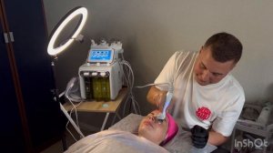 Чистка лица на аппарате hydrafacial h2 o2, во время работы на м