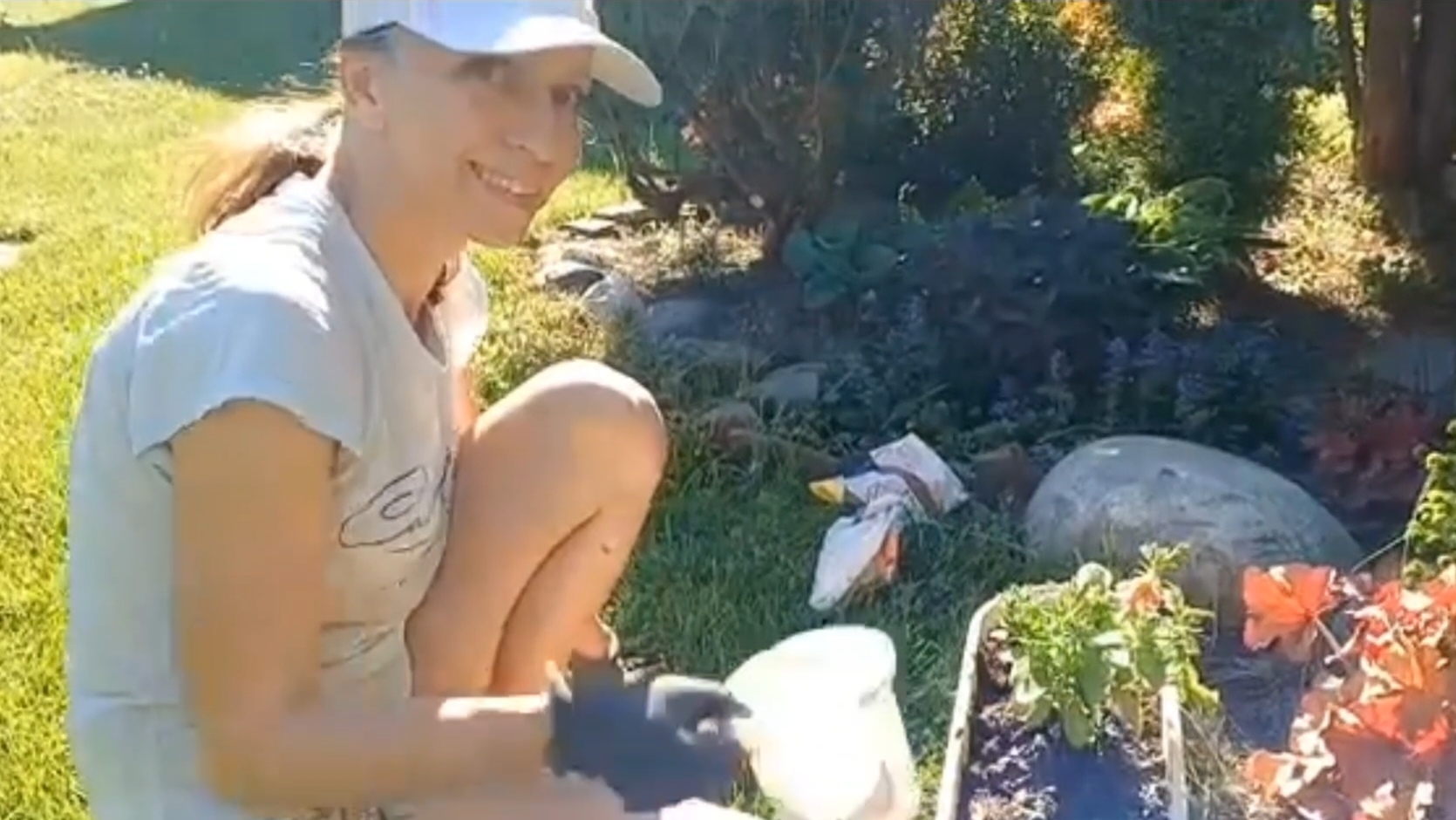 Весенний сад. Новые растения. Хлопоты в огороде. Внеплановый полив. смотреть онлайн