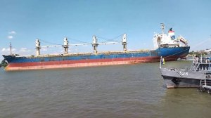 Огромный грузовой корабль плывёт и гудит