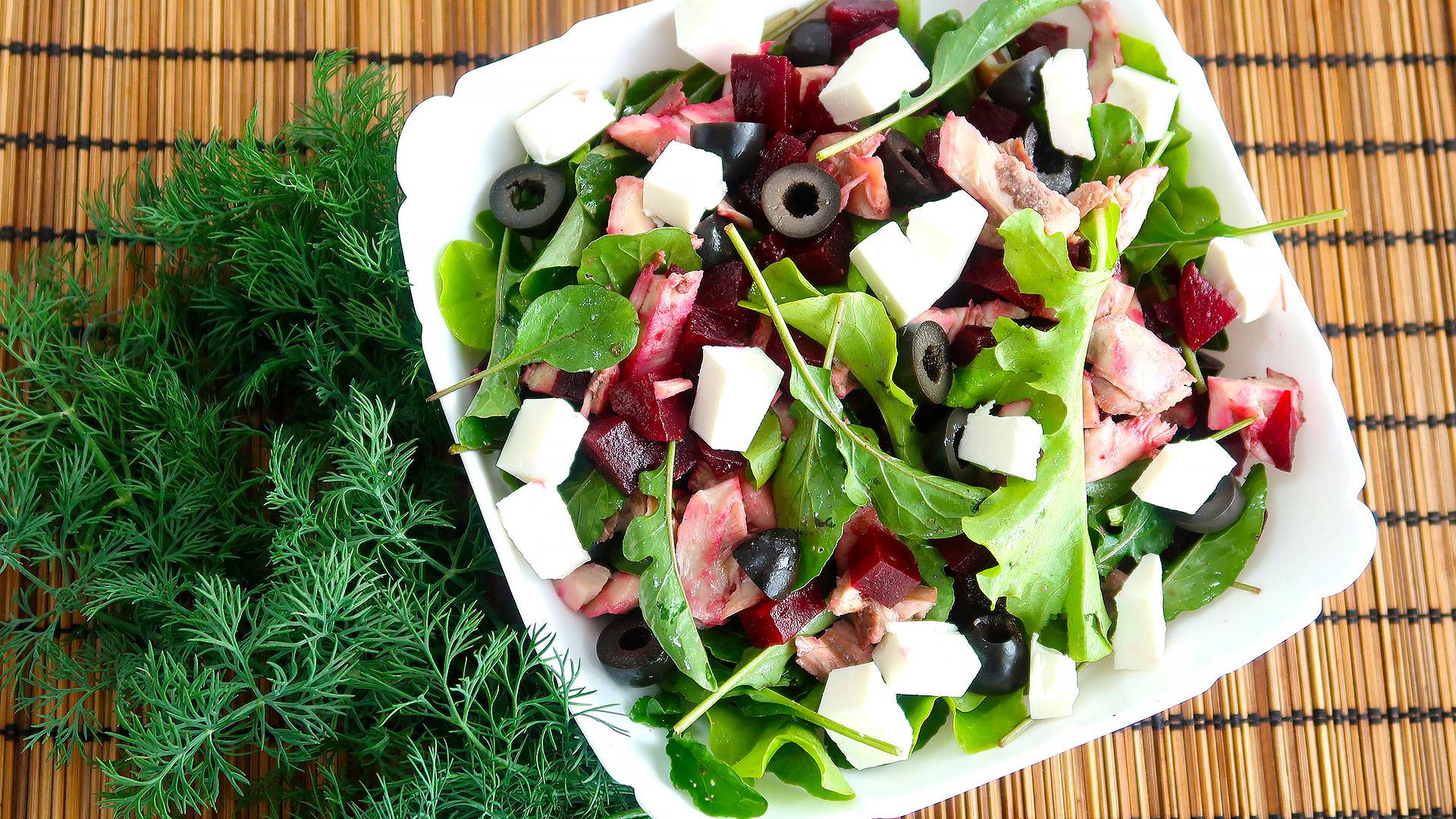 Салат со свёклой, курицей и сыром фета