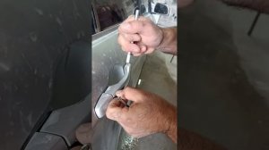 Как снять и не сломать хромированный молдинг дверных ?