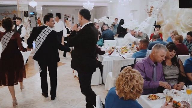 #ГруппаПарусник - на веселой свадьбе , поет #СпаривакИван ! смотреть онлайн