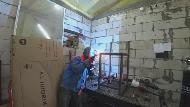 Два металлических стула и подставки под радиотехнику смотреть онлайн