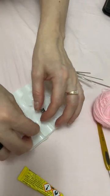 Делаю слонику реснички. Амигуруми