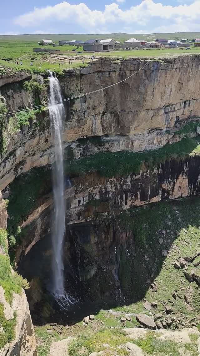 Хунзахское плато. 100-метровый водопад Итлятляр низвергается на дно Цолотлинского каньона. Дагестан смотреть онлайн