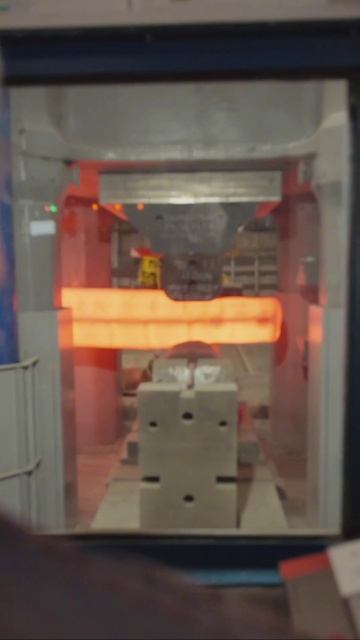 С улицы — в ритм пресса. Добро пожаловать в рабочие будни кузнеца. смотреть онлайн