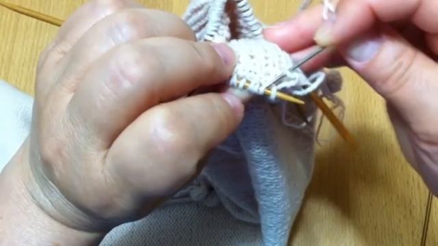 как закрыть резинку 1 на 1 спицами эластично по кругу-9 смотреть онлайн