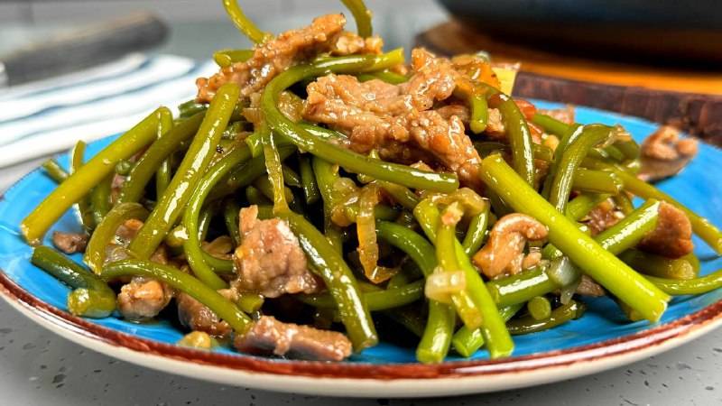 Все чесночные стрелки съели! Теперь беру у соседей! До чего же ВКУСНО, САЛАТ и горячее. Блюдо 2 в 1 смотреть онлайн