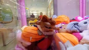 вытаскиваем игрушки из автомата хватайка👾(видео я сн