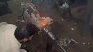 Автосервис на дороге. Ремонт грузовика.Пакистан