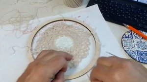 учусь вязать крючком.. салфетка плюс деревянное кольц?
