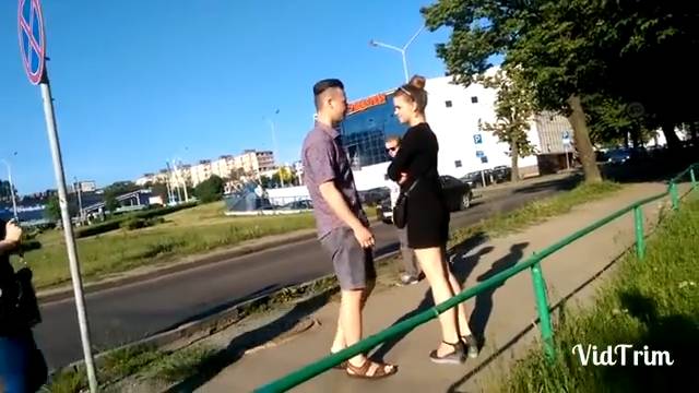 Целует незнакомых девушек смотреть онлайн