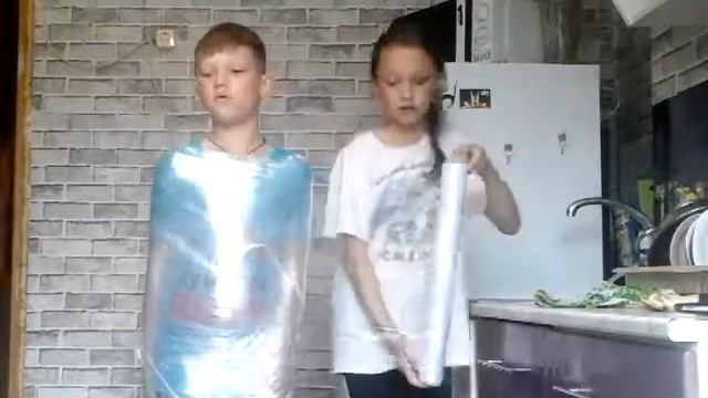 Сестренка обматывает меня ПЛЁНКОЙ ! смотреть онлайн