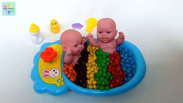 Купаем Пупсиков в M&Ms Поём и Учим цвета с Динозавром Freddy Bathing Dolls in M & Ms Learn Color