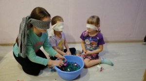 Челлендж угадай предмет с завязанными глазами