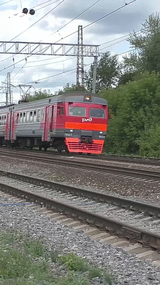 Электропоезд ЭД2Т-0029 (ТЧ-7, с 06.2023 г. - ТЧ-26) пригородный поезд № 6114 Москва - Голутвин. смотреть онлайн