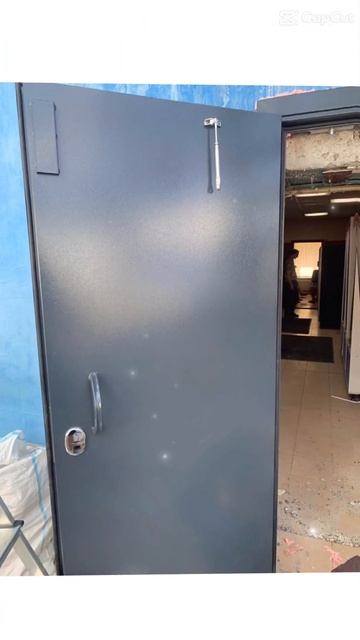 Техническая утепленная дверь. Установлена на вход в о? смотреть онлайн