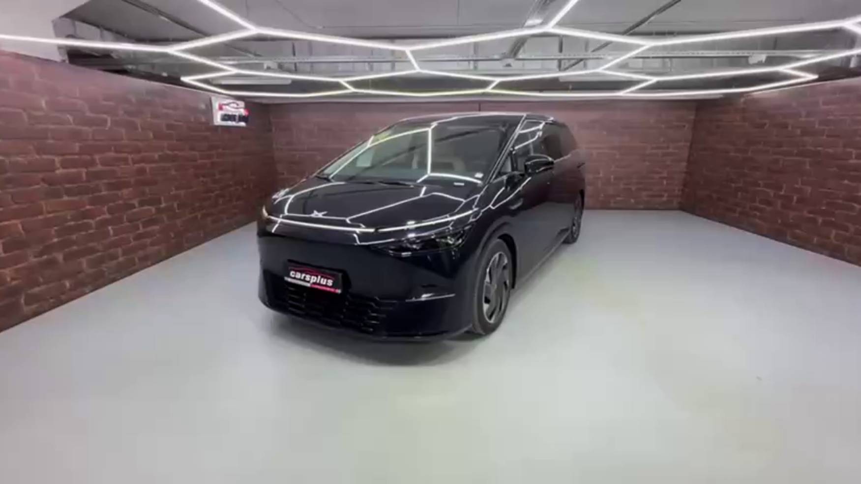 В наличии Xpeng X9👇