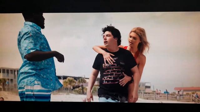 треш))) на весь пляж))) хорошо что нет Памелы))) ФМ. ( Спасатели Малебу )#видео#фильм#пляж#отдых смотреть онлайн