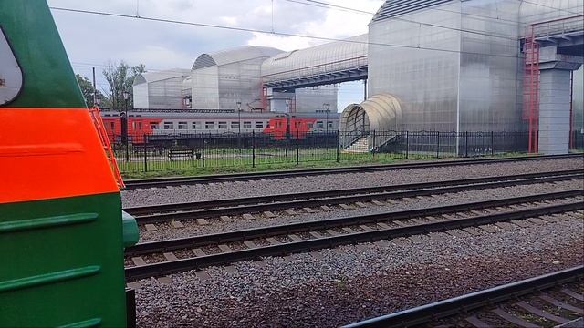 30 мая 2025 г. Электропоезд ЭТ2М-047 Сообщением Торфяное-Обухово Прибывает на станцию Любань смотреть онлайн