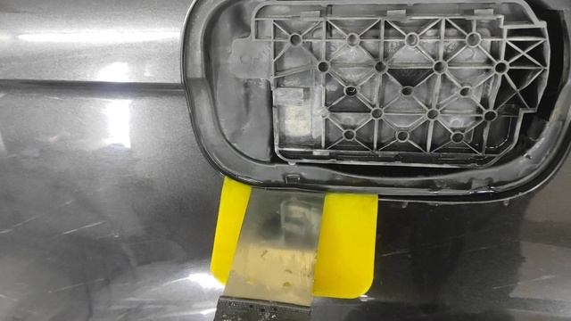 Демонтируем горловину бензобака,крепление лючка на AUD