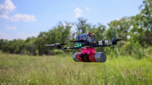 Расчет FPV-дронов уничтожил технику и «опорник» ВСУ. Лучшее видео из зоны СВО