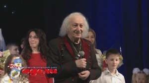 Поздравление с Днем защиты детей: Директор Благотворительного фонда Адели исполняет песню в подарок