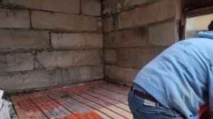 Раскатываем трубу тёплого пола один контур