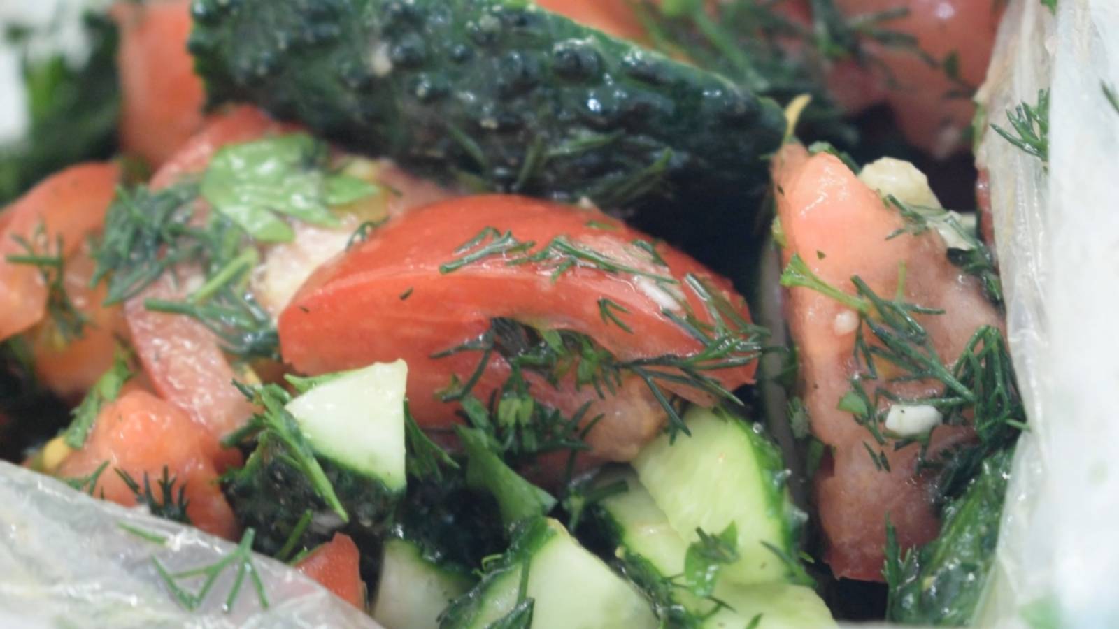 Соседка по даче дала рецепт закуски, Уже неделю едим и еще хочется! смотреть онлайн