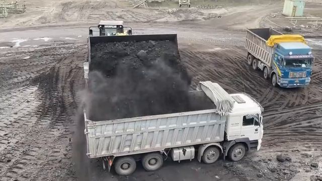 Погрузчик Caterpillar 992G загружает грузовики за один проход. смотреть онлайн