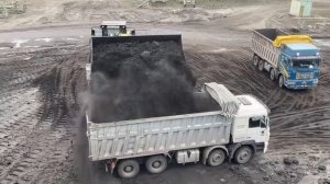 Погрузчик Caterpillar 992G загружает грузовики за один проход.