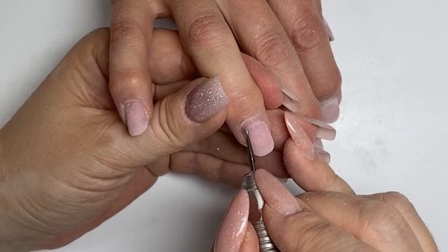 Клиент спиливает боковые / коррекция ногтей гелем / ню?