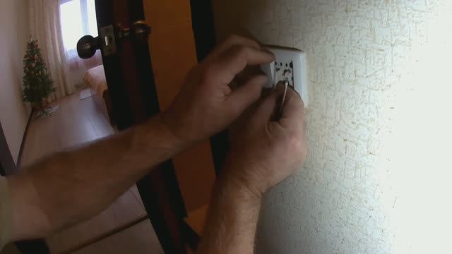 Замена двойного выключателя под напряжением. смотреть онлайн