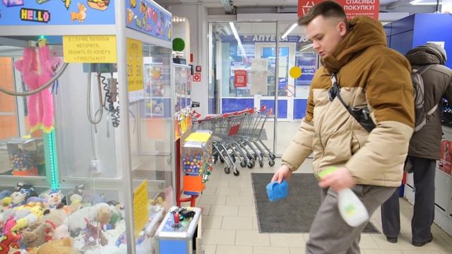 Бизнес с нуля: оставил автомат с игрушками на месяц без присмотра, что с ним стало?! смотреть онлайн