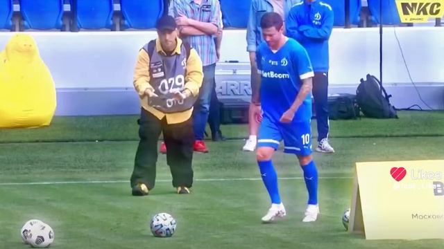 Влад А4 играет футбол