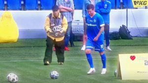 Влад А4 играет футбол