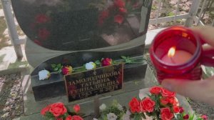 НЕВЕРОЯТНО !!! КАК ВЫГЛЯДИТ МОГИЛА БЛИЗНЯШЕК ОЛЯ И ЯЛО СЁСТРЫ ЮКИНЫ | ПОКРОВСКОЕ КЛАДБИЩЕ 05.2025