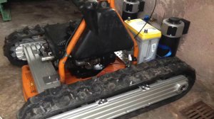 Газонокосилка на гусеницах, с дистанционным управлением